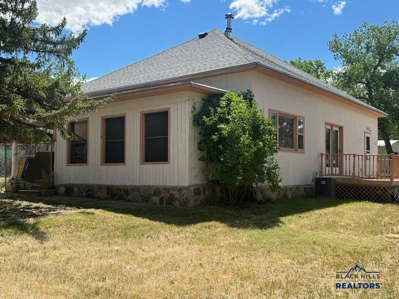708 E St, Edgemont, SD 57735