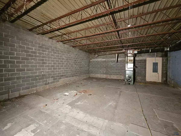 Hot Springs, SD 57747,431 N River St