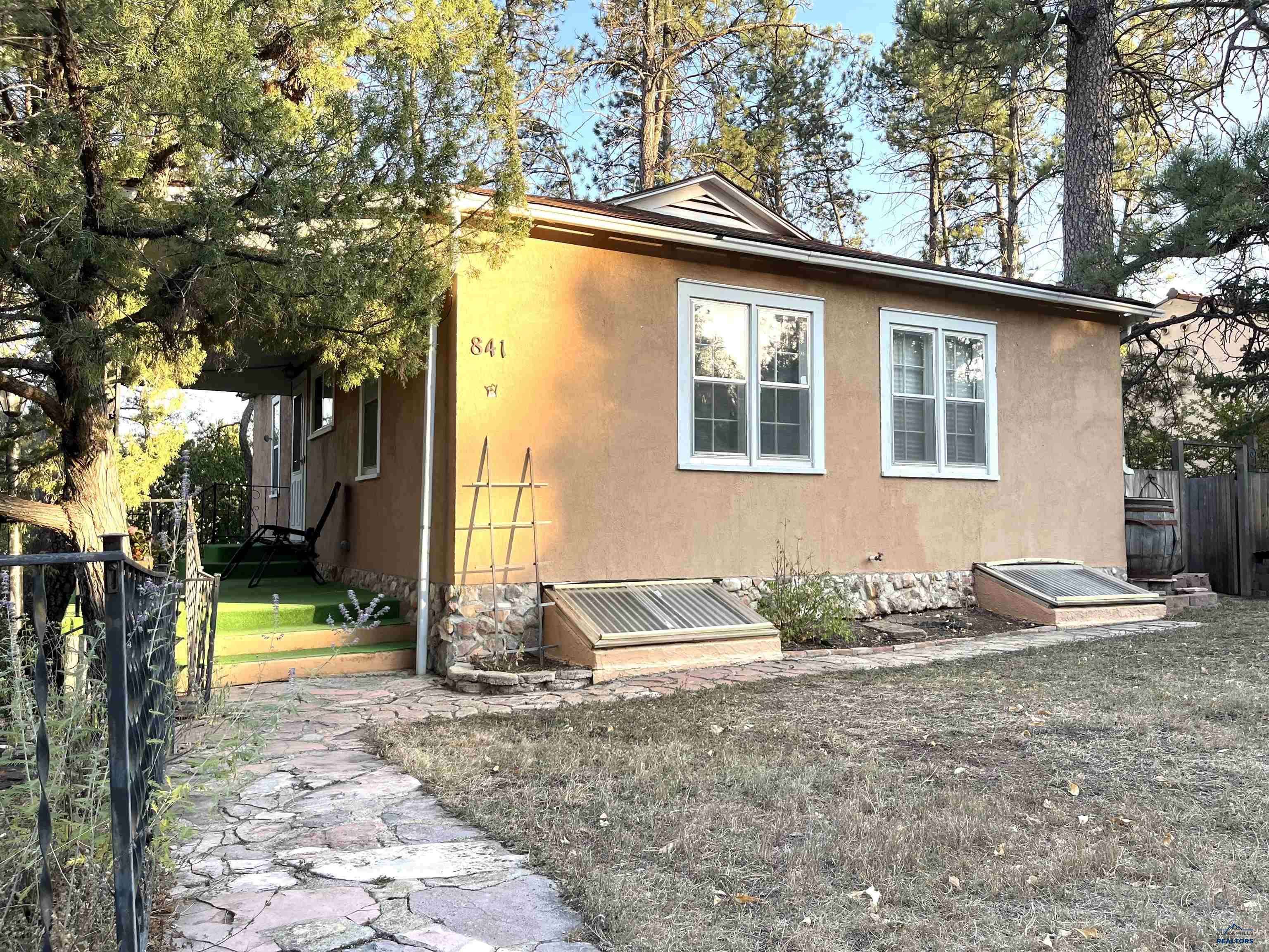 841 Almond St, Hot Springs, SD 57747-9999