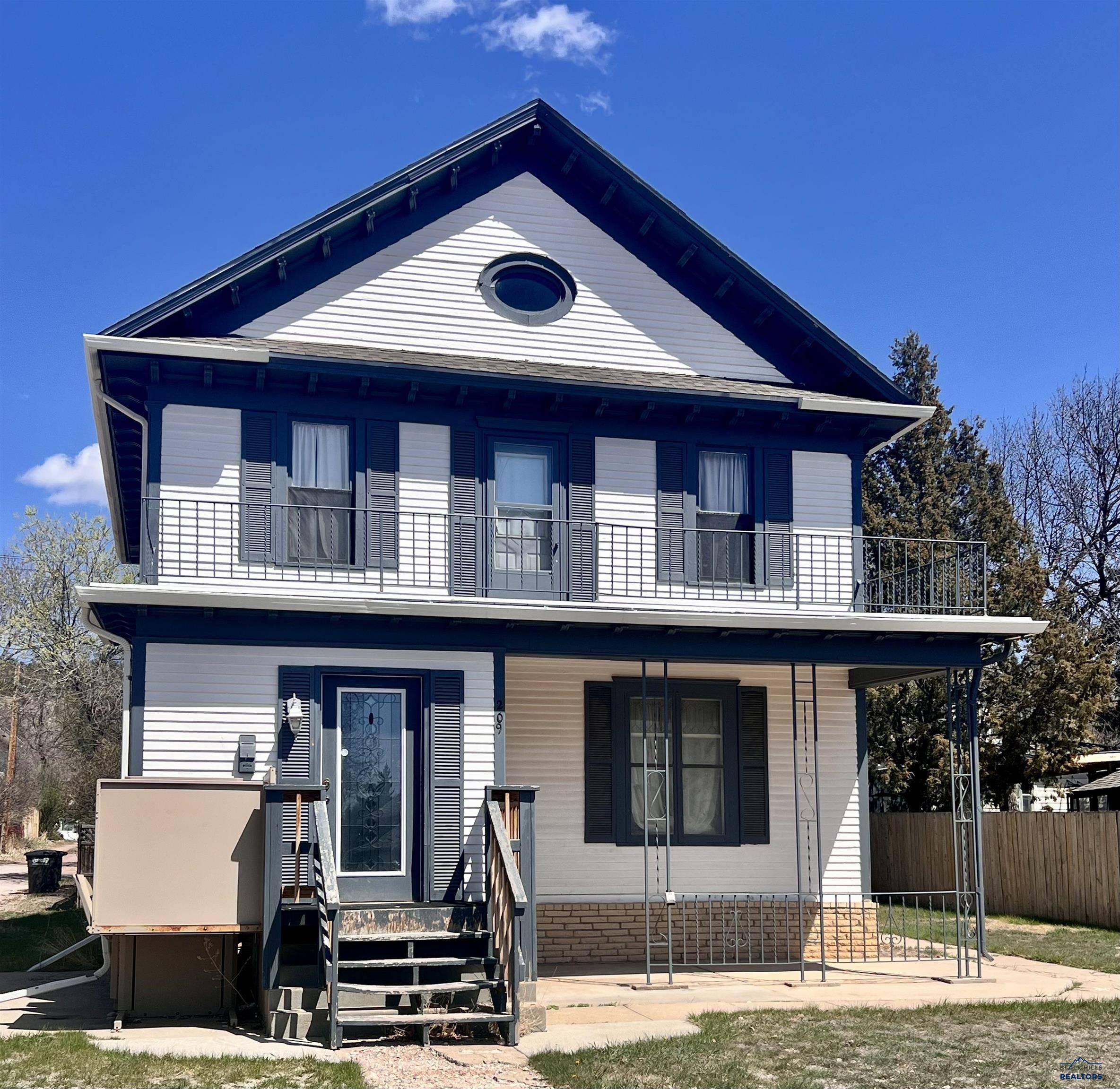 209 N 6th St, Hot Springs, SD 57747