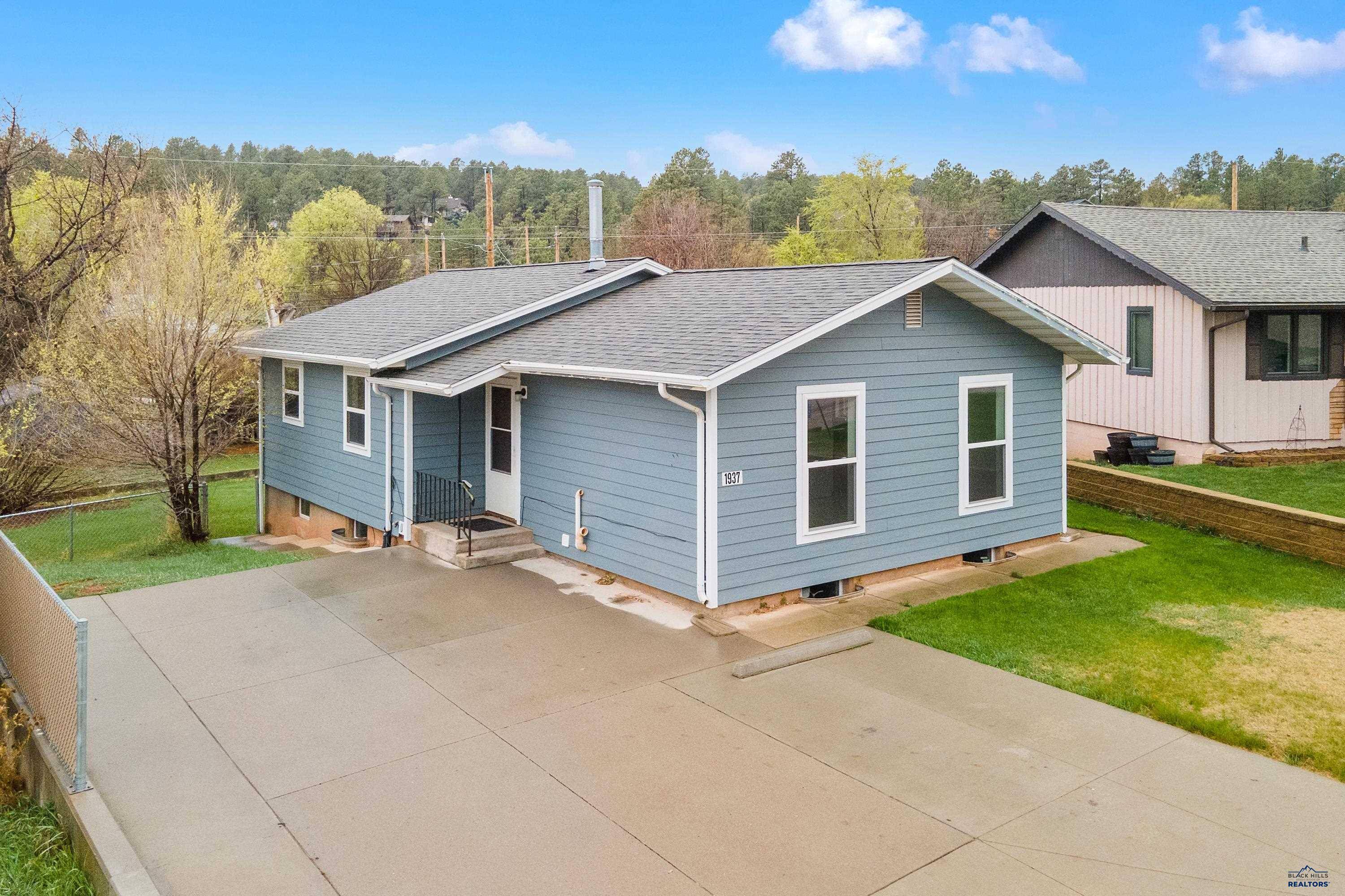 1937 Hillsview Dr, Rapid City, SD 57702