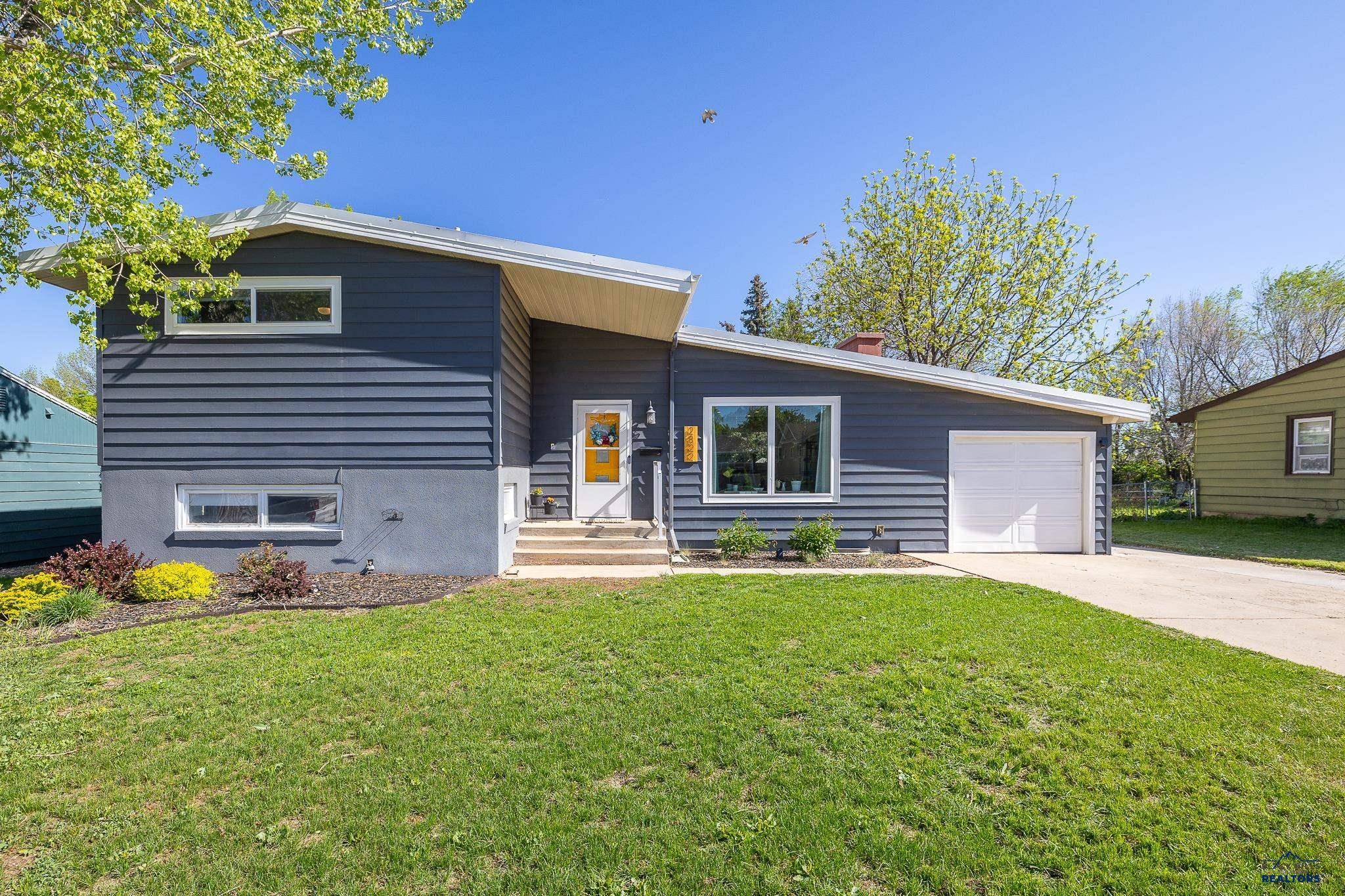 2822 W Saint Anne St, Rapid City, SD 57702