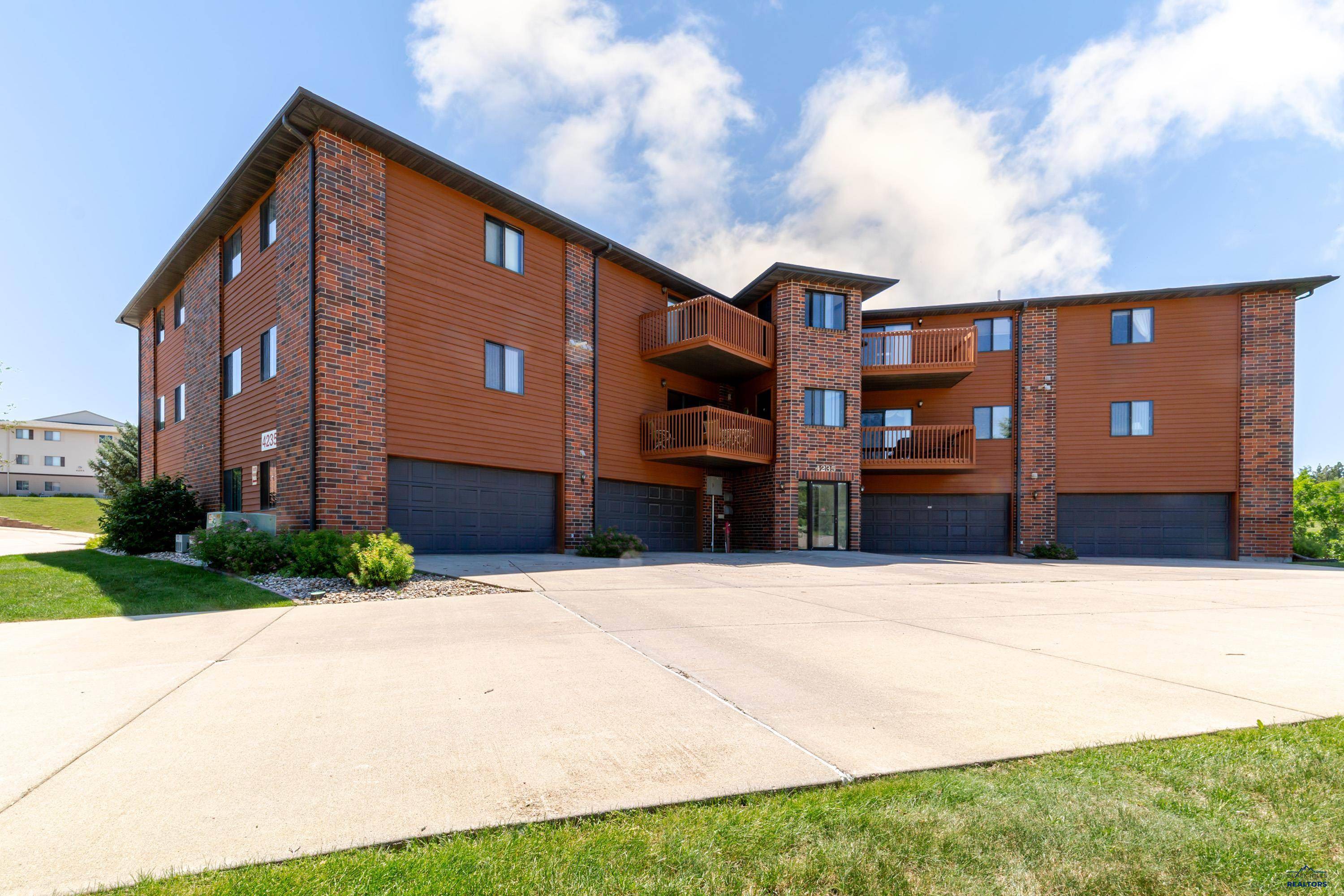 4235 Fairway Hills Dr, Rapid City, SD 57702-5343