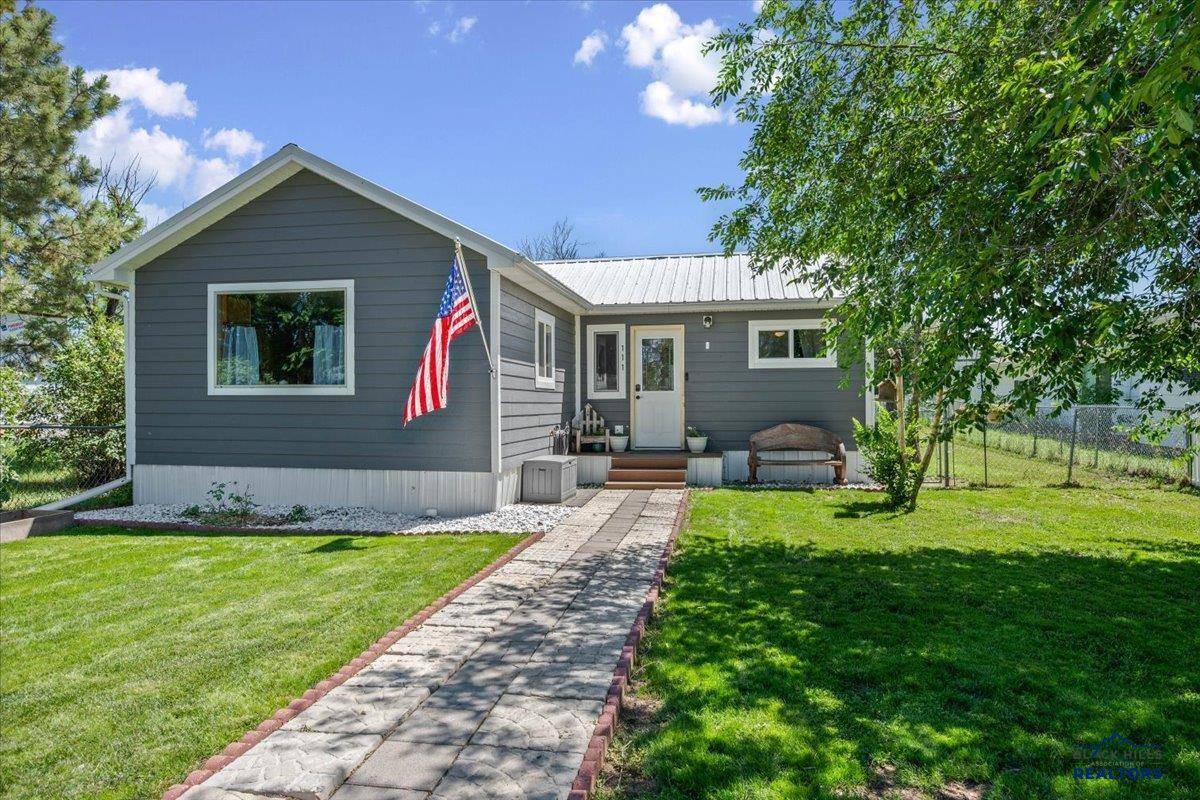 111 5th St, Newell, SD 57760