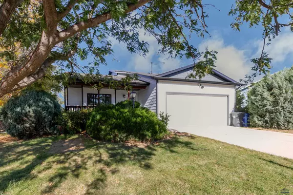 1621 Copperfield Dr, Rapid City, SD 57703