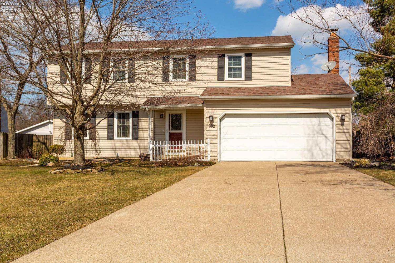 302 Deepwood LN, Amherst, OH 44001