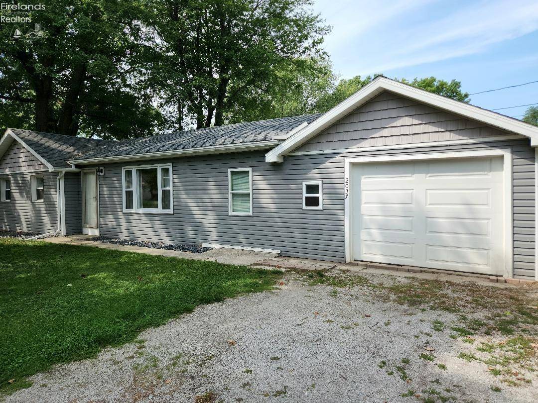 2037 Duchesse DR, Oregon, OH 43616