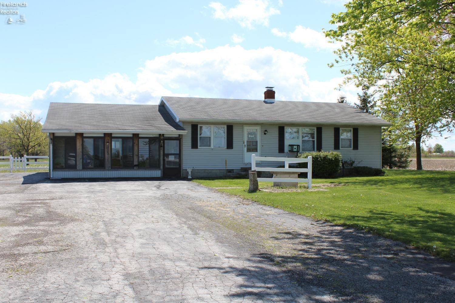 5016 W W Oak Harbor Southeast Rd RD, Port Clinton, OH 43453