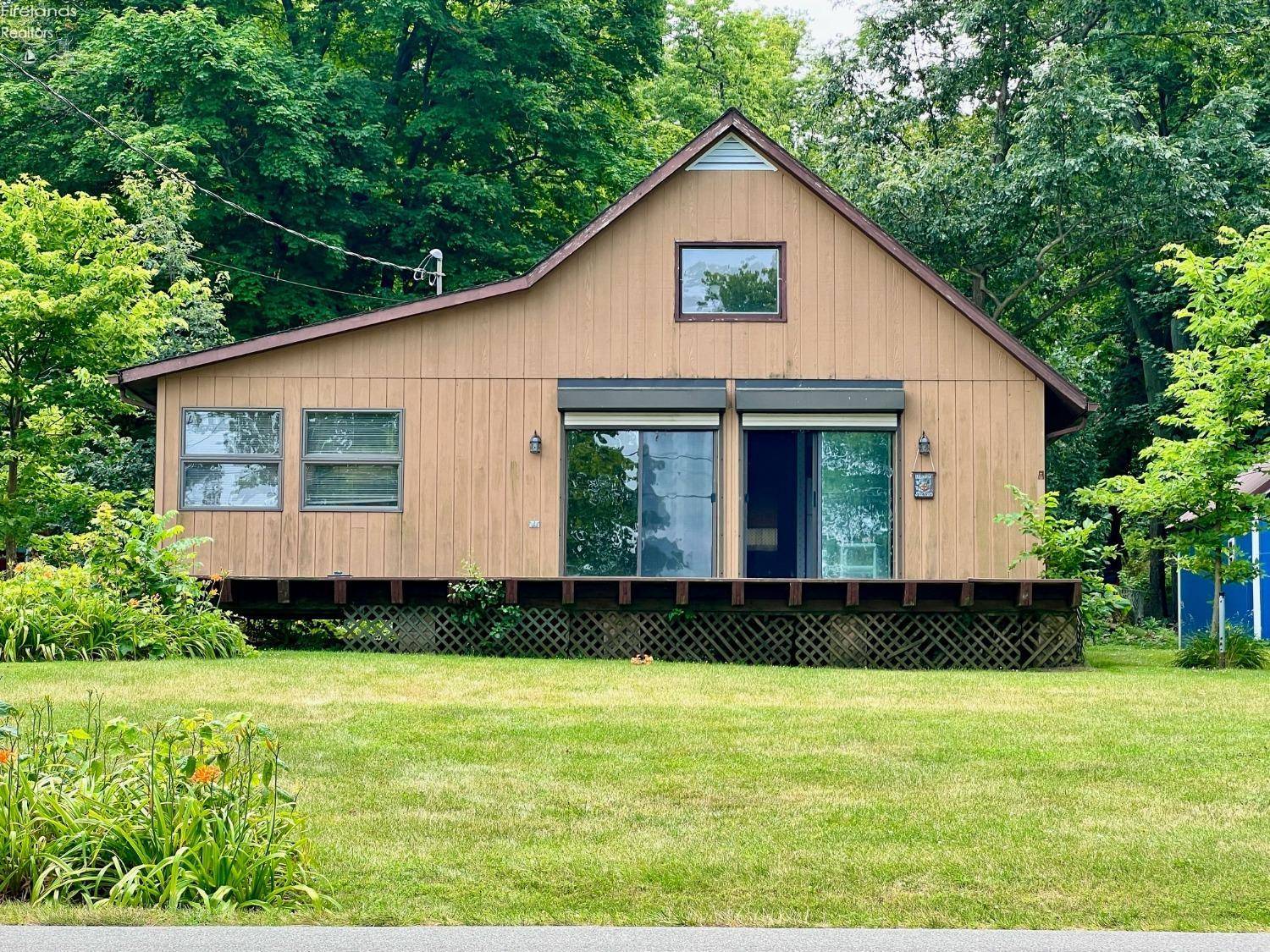 1104 W Lakeshore DR, Kelleys Island, OH 43438