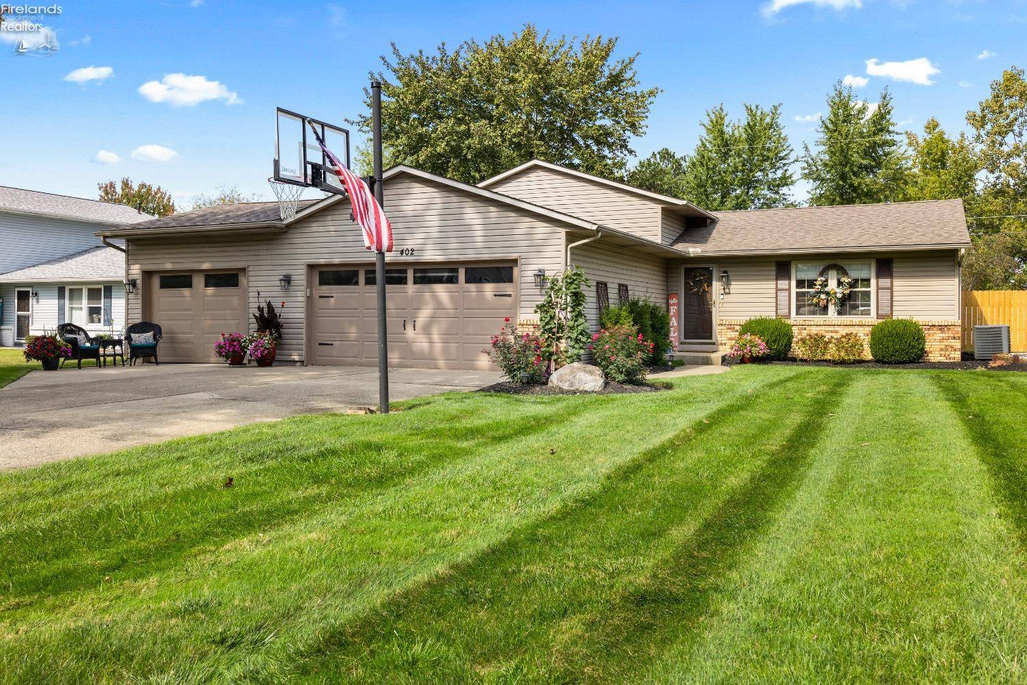 402 Oaknoll Drive, Amherst, OH 44001