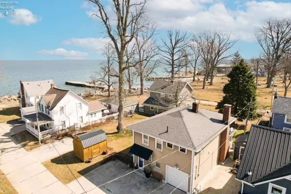 22 Oakwood AVE, Huron, OH 44839