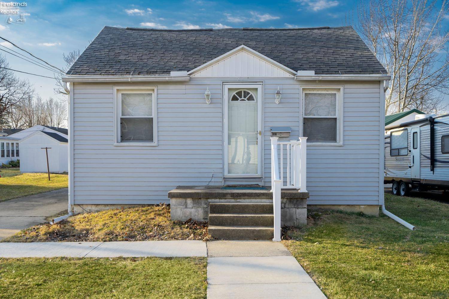 409 W Walnut ST, Oak Harbor, OH 43449