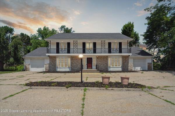 1516 Moores River DR, Lansing, MI 48911