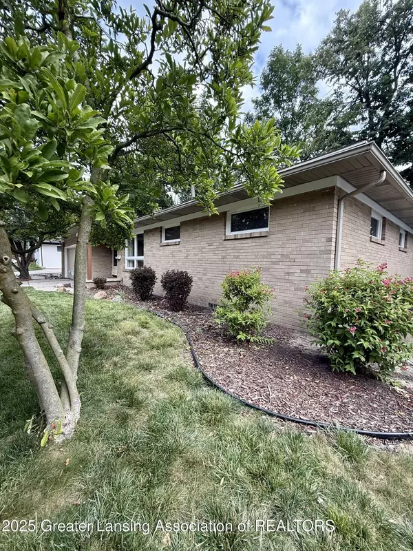 Lansing, MI 48911,2817 Woodview DR