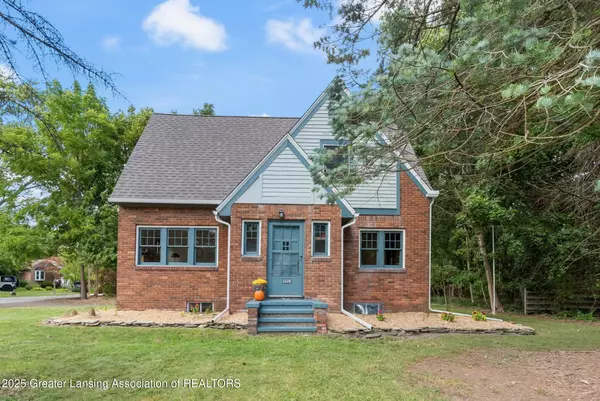 2220 Delta River DR, Lansing, MI 48906