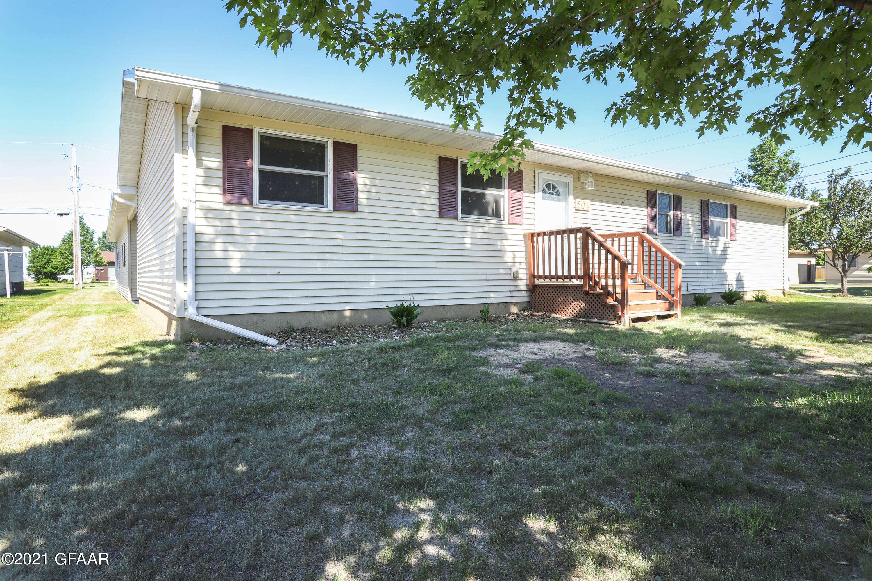 504 HOUGEN ST S, Northwood, ND 58267