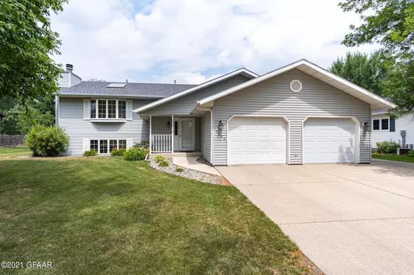 3392 PRIMROSE COURT, Grand Forks, ND 58201