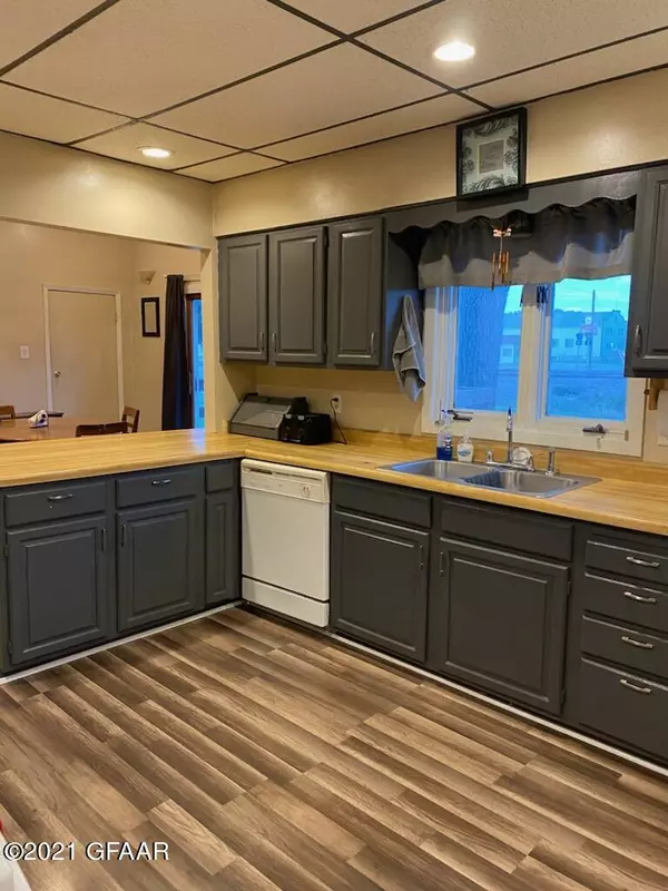 Reynolds, ND 58275,202 4TH AVE