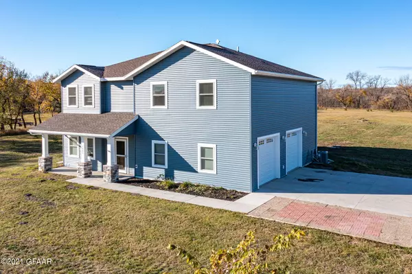 1885 DAVID DR NE, Larimore, ND 58251