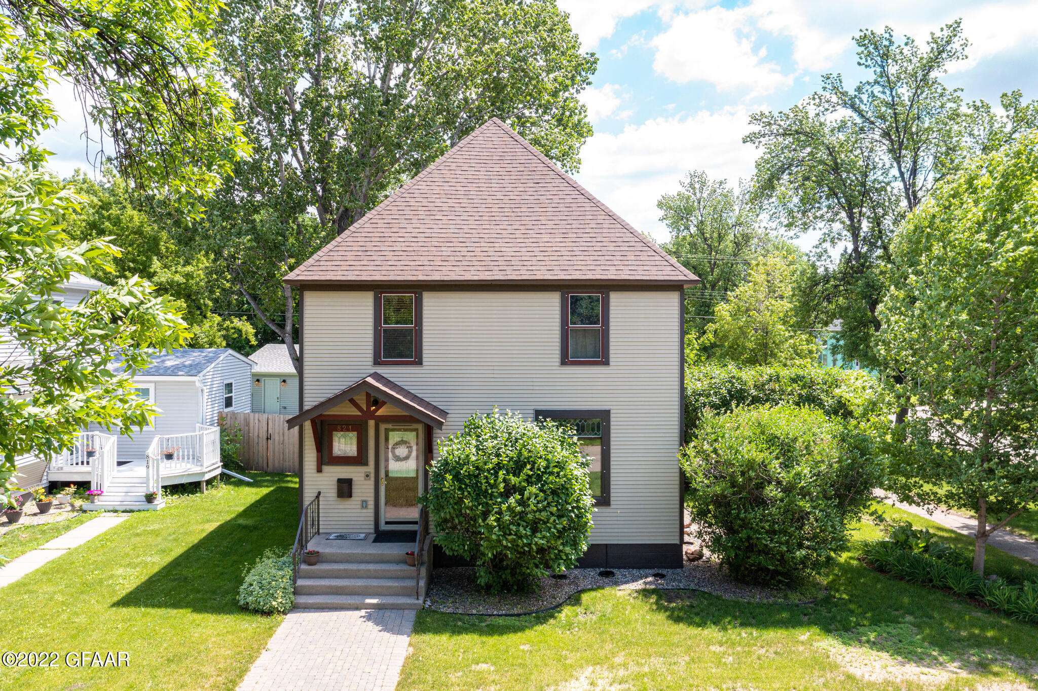 Grand Forks, ND 58201,821 COTTONWOOD ST