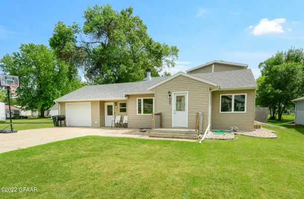 233 1ST ST NW, Mayville, ND 58257