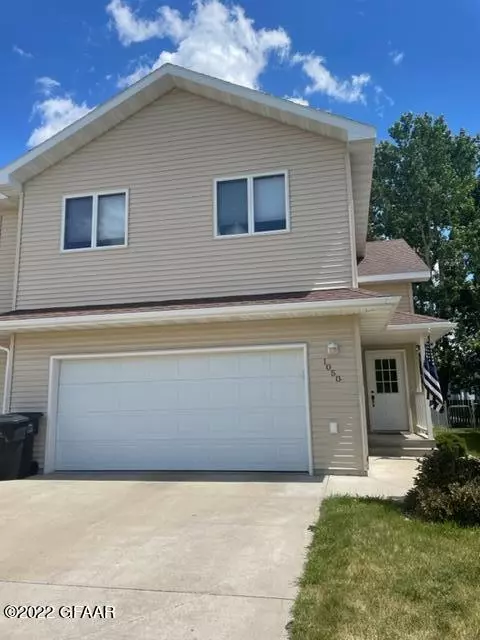 1050 SELKIRK CIR, Grand Forks, ND 58203