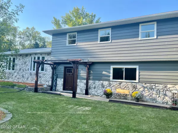 4290 70TH AVE N, Grand Forks, ND 58203