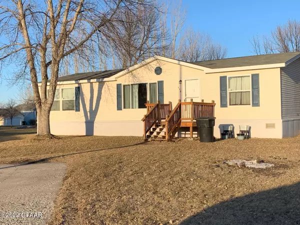 536 CIRCLE DR E, Grand Forks, ND 58203