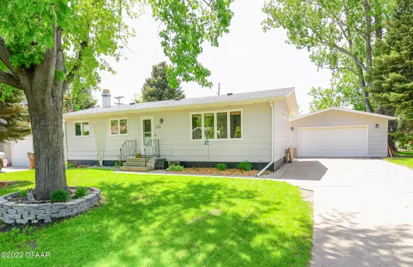 305 CRESCENT DR, Thompson, ND 58278