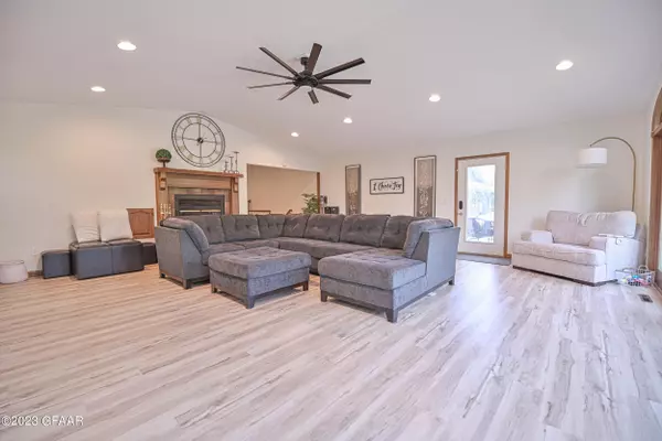 Grand Forks, ND 58201,6415 LAKE DR