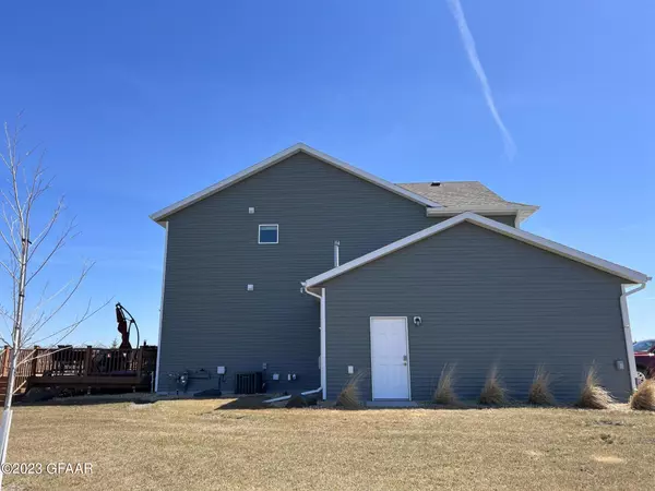 Mayville, ND 58257,814 RIVERWOOD DR