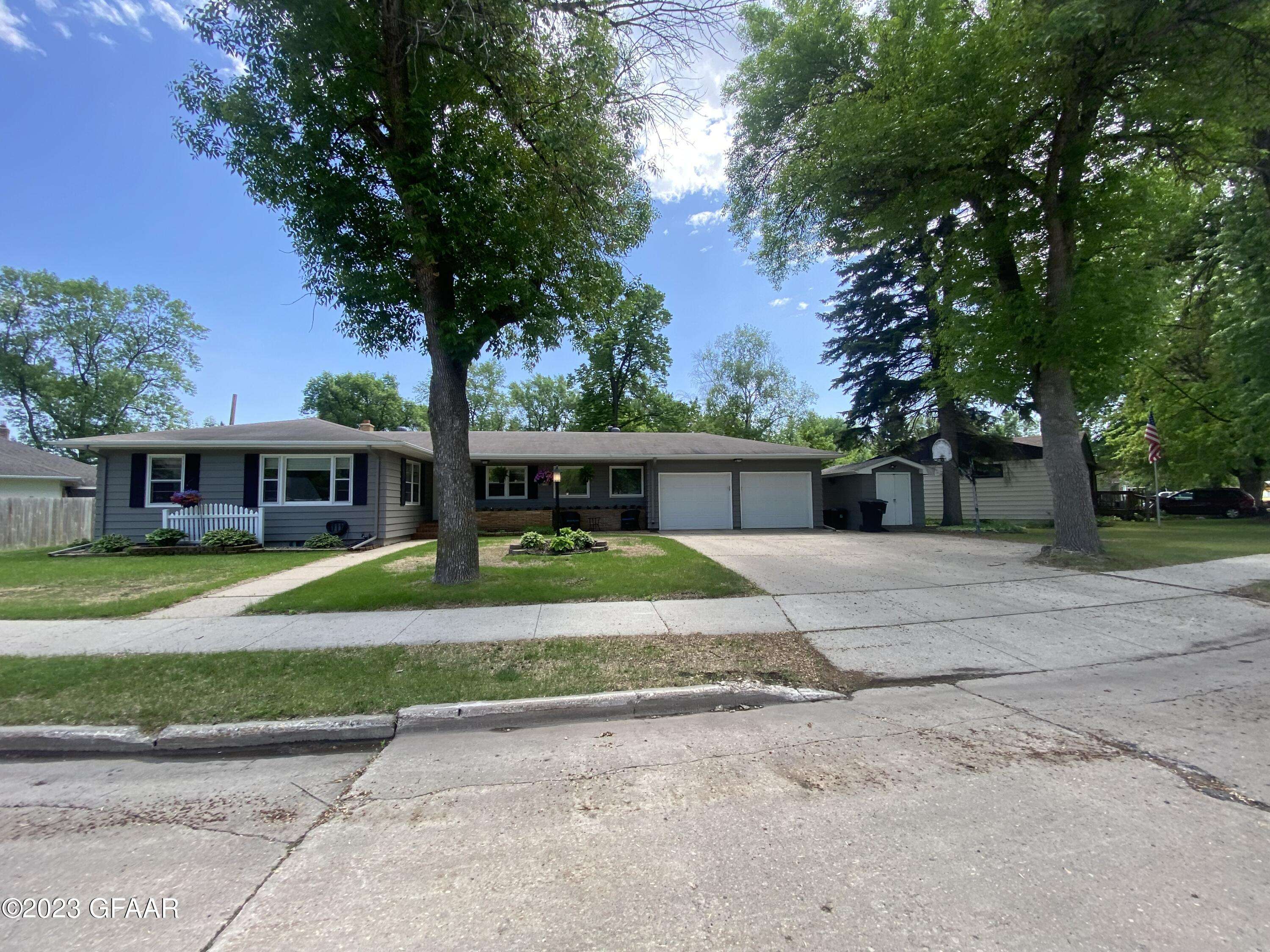 1519 ROBERTSON COURT, Grand Forks, ND 58201