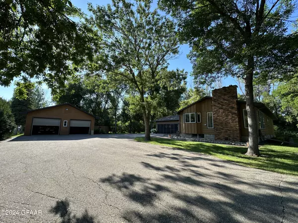 7501 42ND ST N, Grand Forks, ND 58203