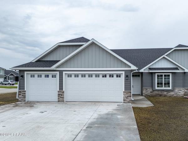 301 CROMWELL DR, Grand Forks, ND 58201