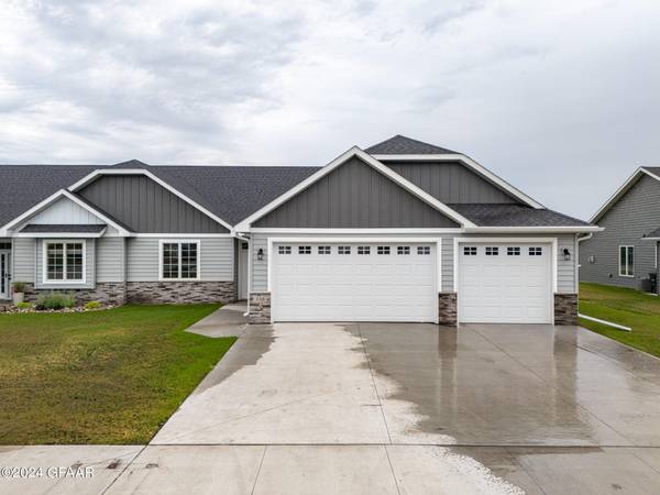 325 CROMWELL DR, Grand Forks, ND 58201