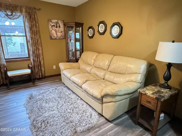 Grand Forks, ND 58201,512 OAK ST