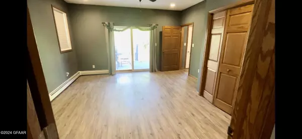 Warren, MN 56762,105 E NELSON AVE