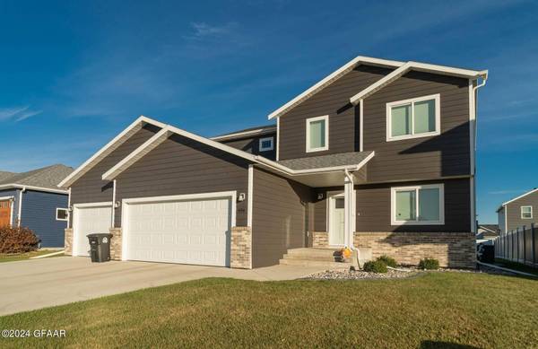 486 PLYMOUTH LN, Grand Forks, ND 58201