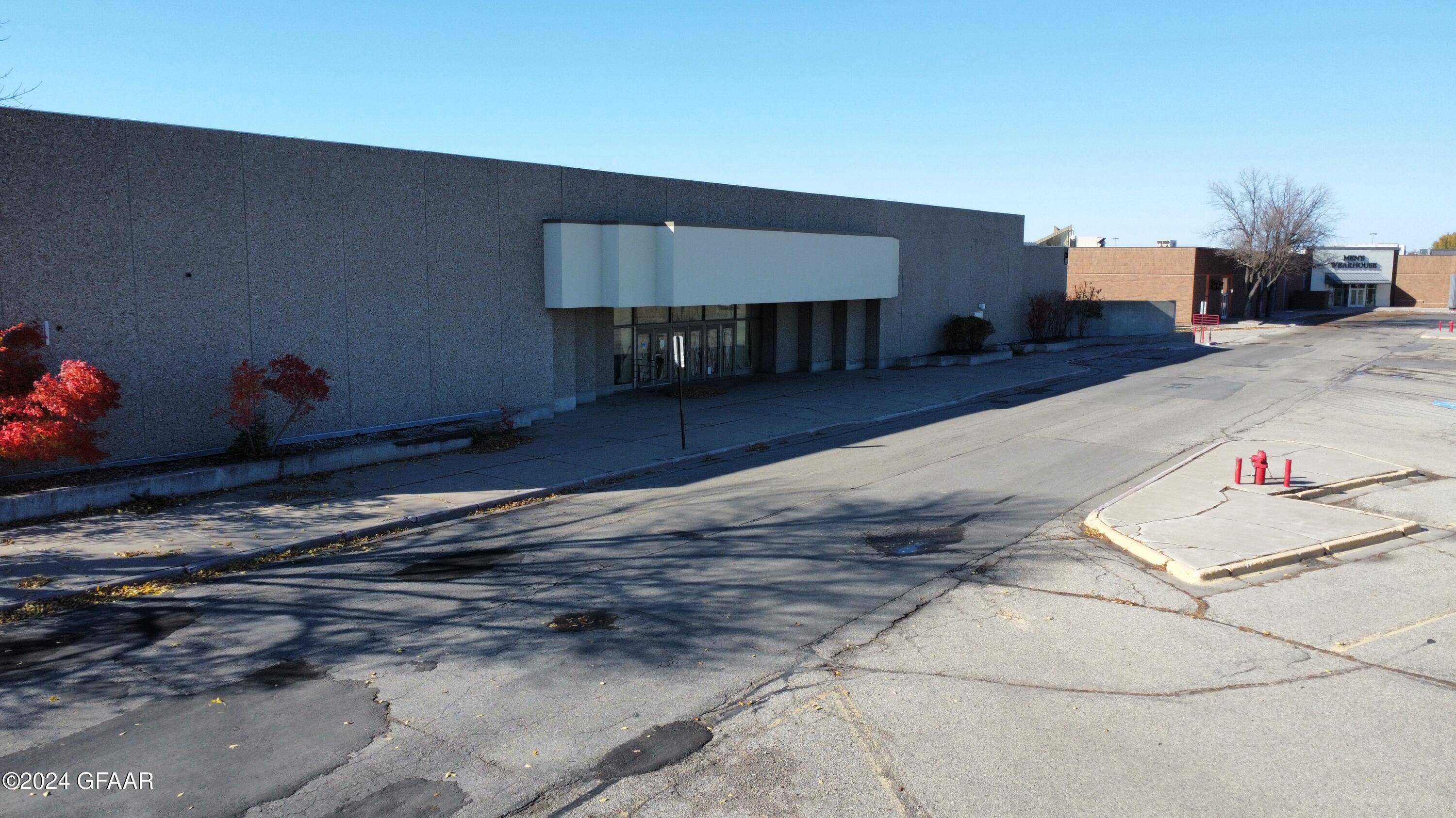 Grand Forks, ND 58201,2800 S COLUMBIA RD