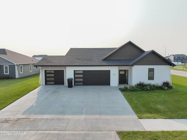 5972 PRAIRIEWOOD DR W, Grand Forks, ND 58201