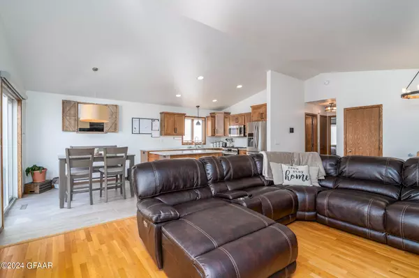 686 MIGHTY ACRES DR Grand Forks, ND 58201