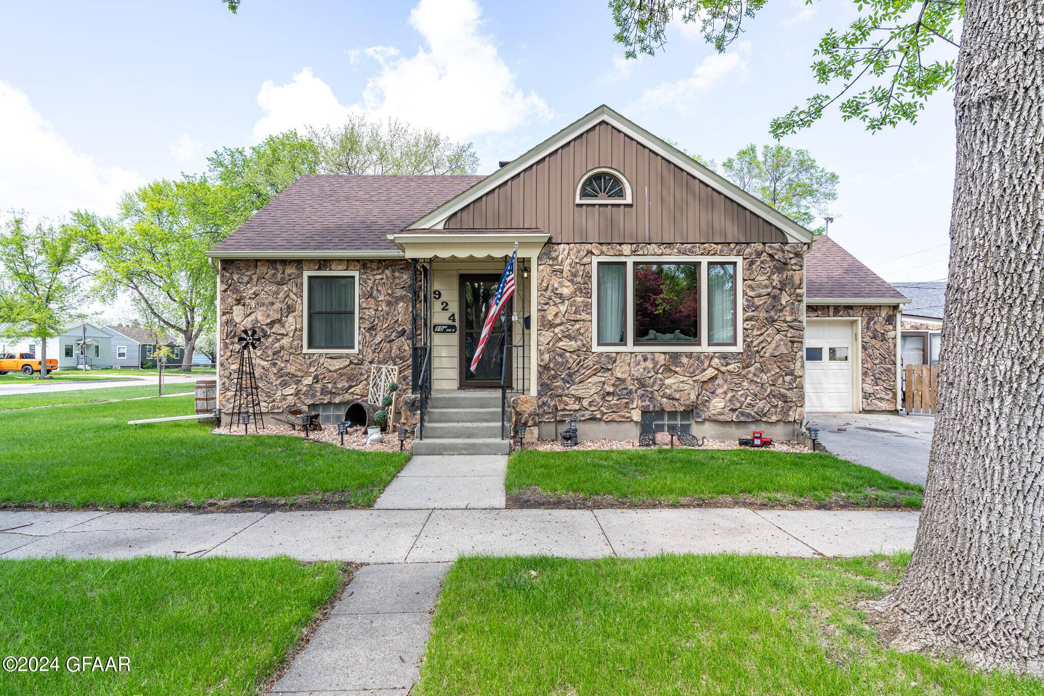 924 10TH AVE S, Grand Forks, ND 58201