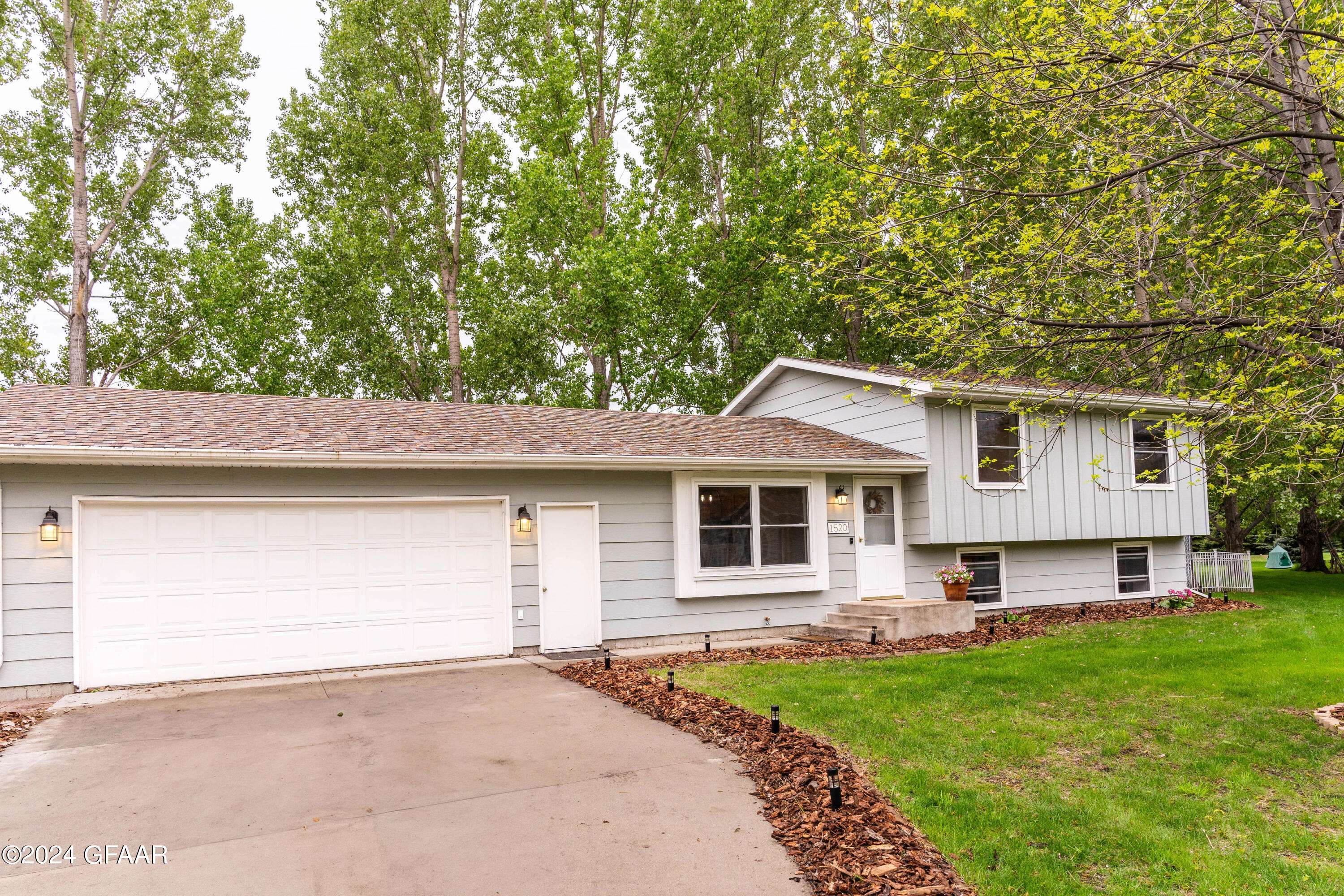 1520 KUSTER CT, Grand Forks, ND 58201
