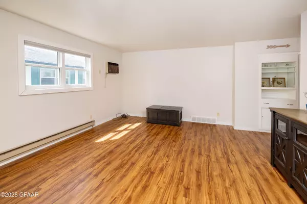 Warren, MN 56762,205 N 6TH ST