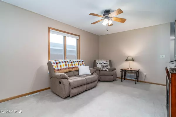 Grand Forks, ND 58203,5038 ELM W