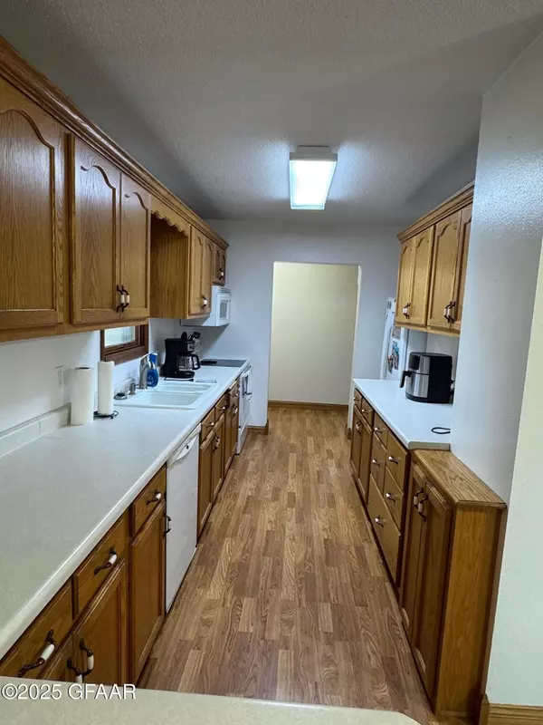 East Grand Forks, MN 56721,717 3RD AVE NE