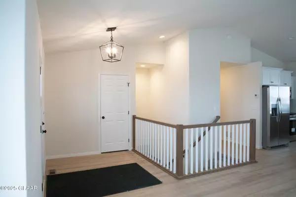 Grand Forks, ND 58201,409 WREN DR