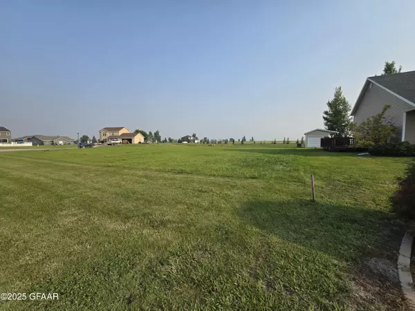 2433 PINEHURST CT NW, East Grand Forks, MN 56721