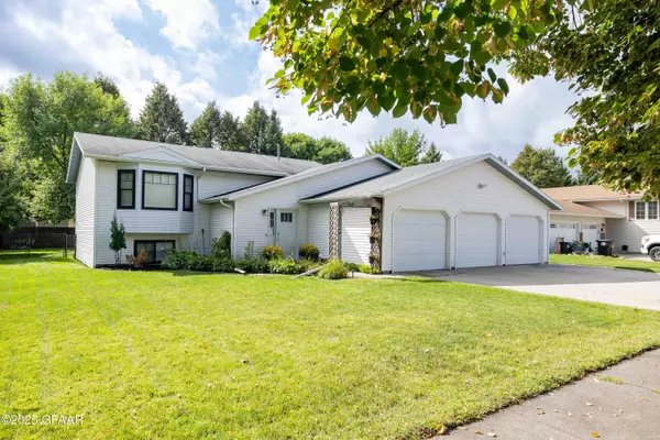 3309 PRIMROSE CT, Grand Forks, ND 58201