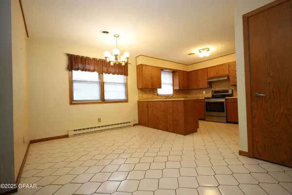 Grand Forks, ND 58203,1214 DARWIN DR